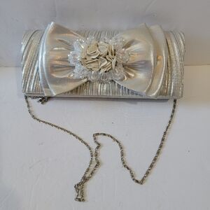 VTG WHITTAL & SHON Evening Clutch Purse Silver Metallic Beaded Bow Chain Strap